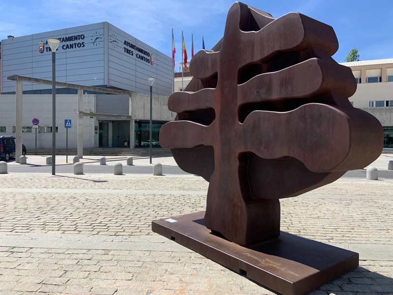 Paseo entre esculturas monumentales de Juan Méjica en Tres Cantos